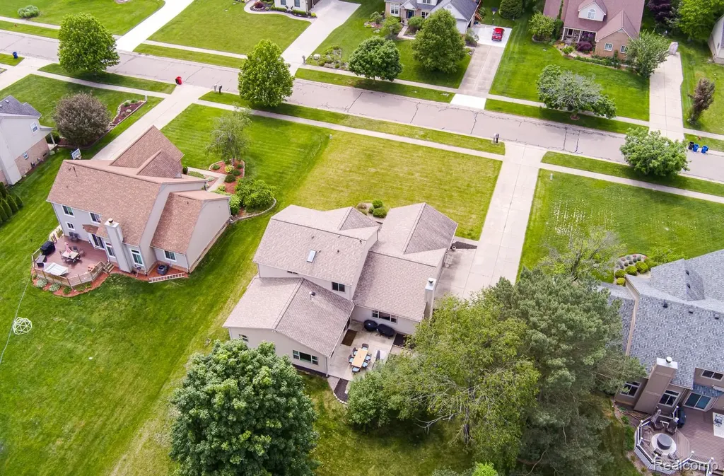 2241 Elkridge Circle Highland Charter Township MI 48356
