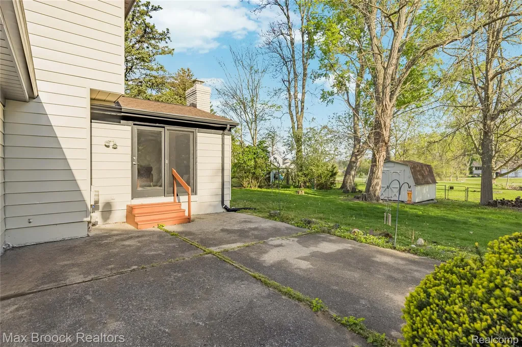 1874 Hopkins Drive Wixom City MI 48393