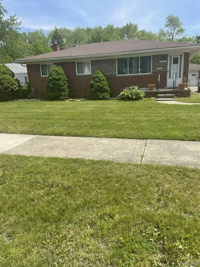 23672 Wellington Avenue Warren City MI 48089
