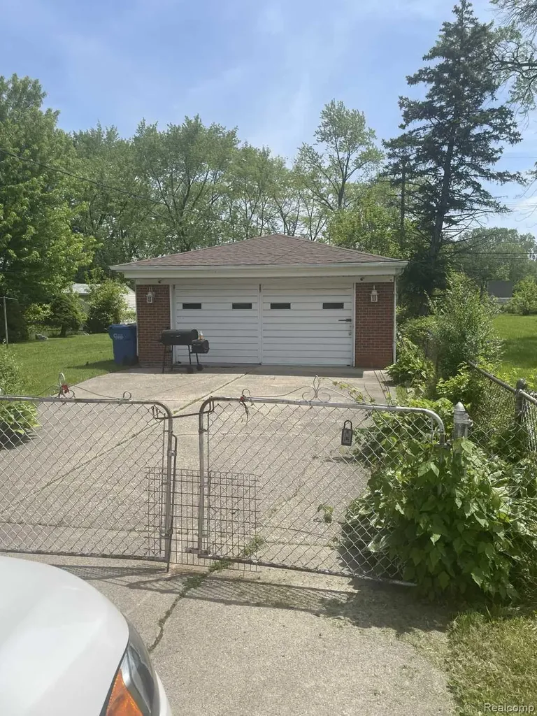 23672 Wellington Avenue Warren City MI 48089
