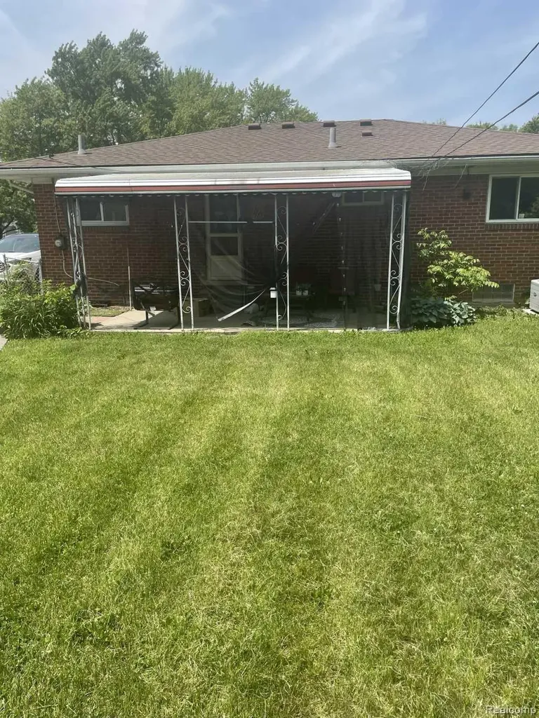 23672 Wellington Avenue Warren City MI 48089
