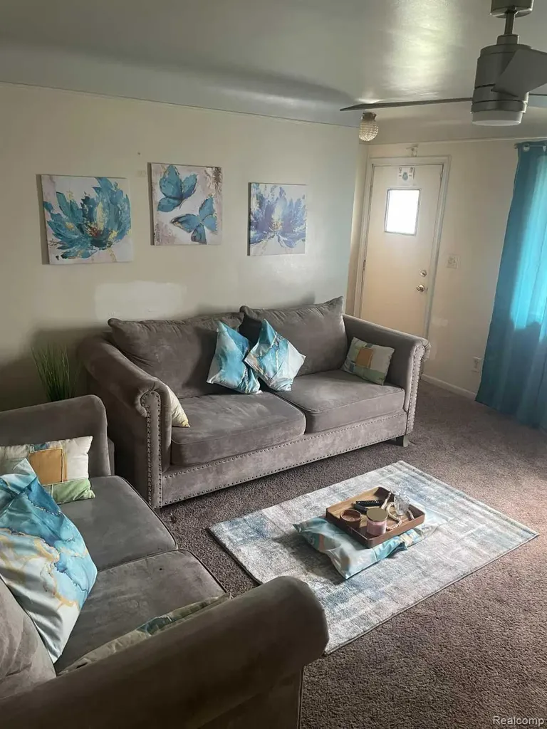 23672 Wellington Avenue Warren City MI 48089