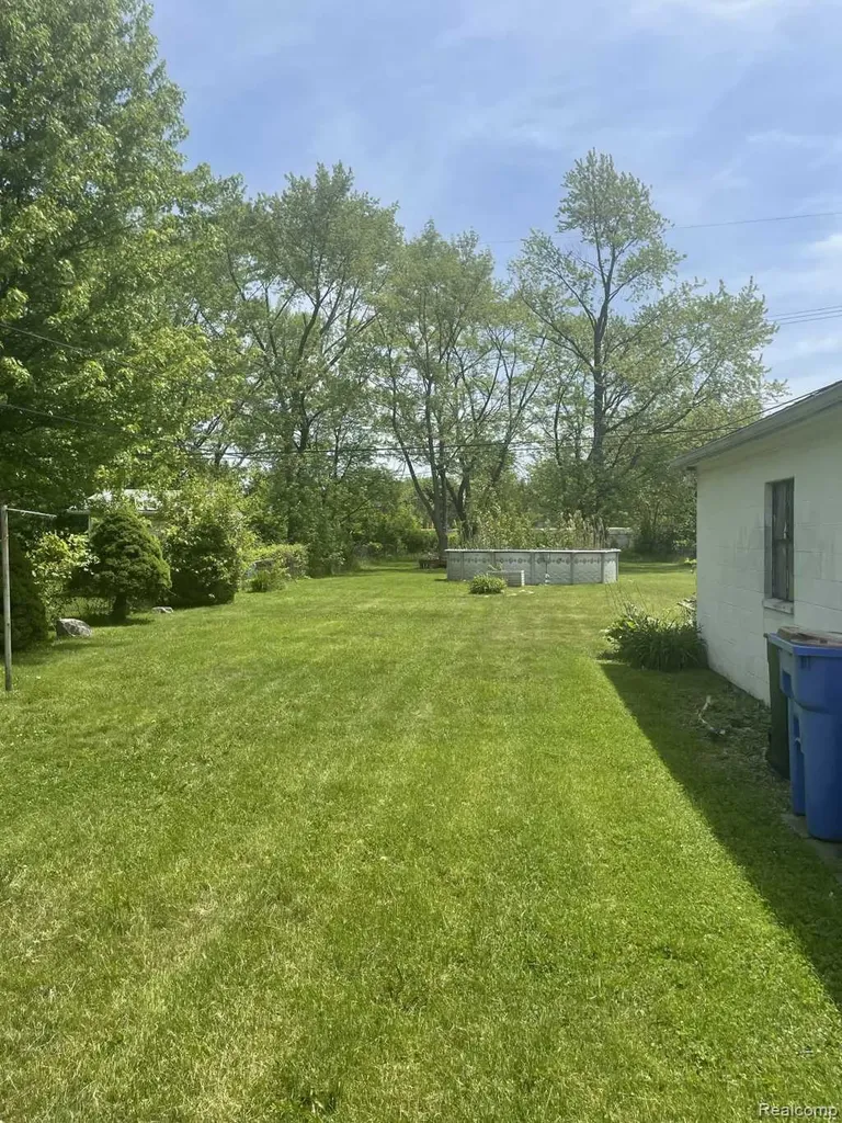 23672 Wellington Avenue Warren City MI 48089