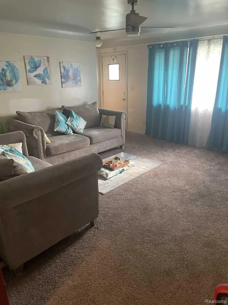 23672 Wellington Avenue Warren City MI 48089