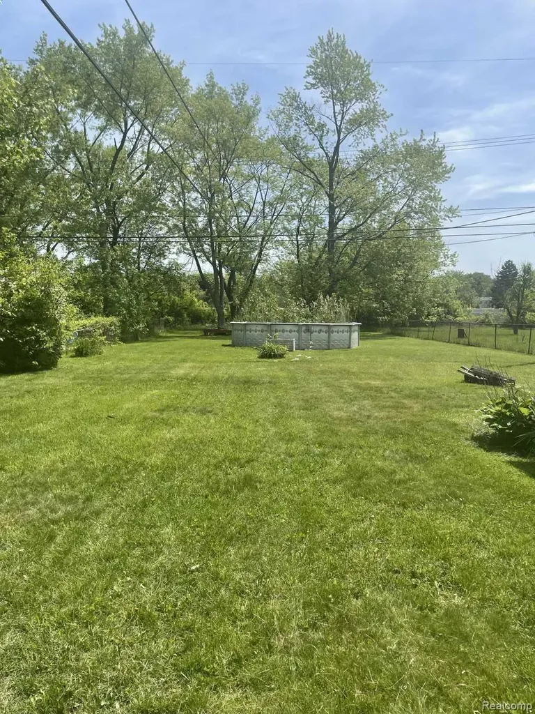 23672 Wellington Avenue Warren City MI 48089