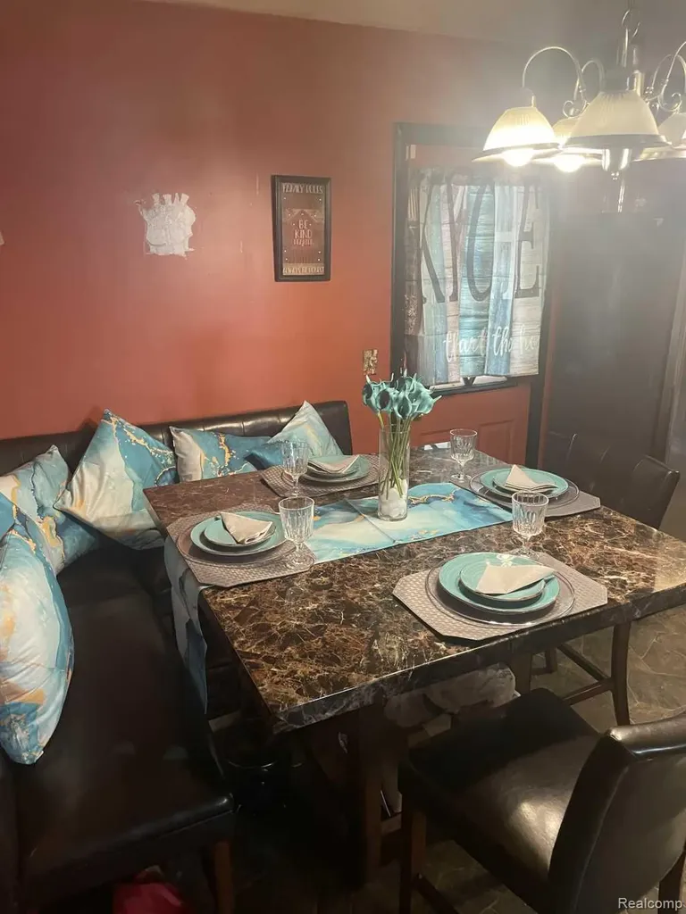 23672 Wellington Avenue Warren City MI 48089