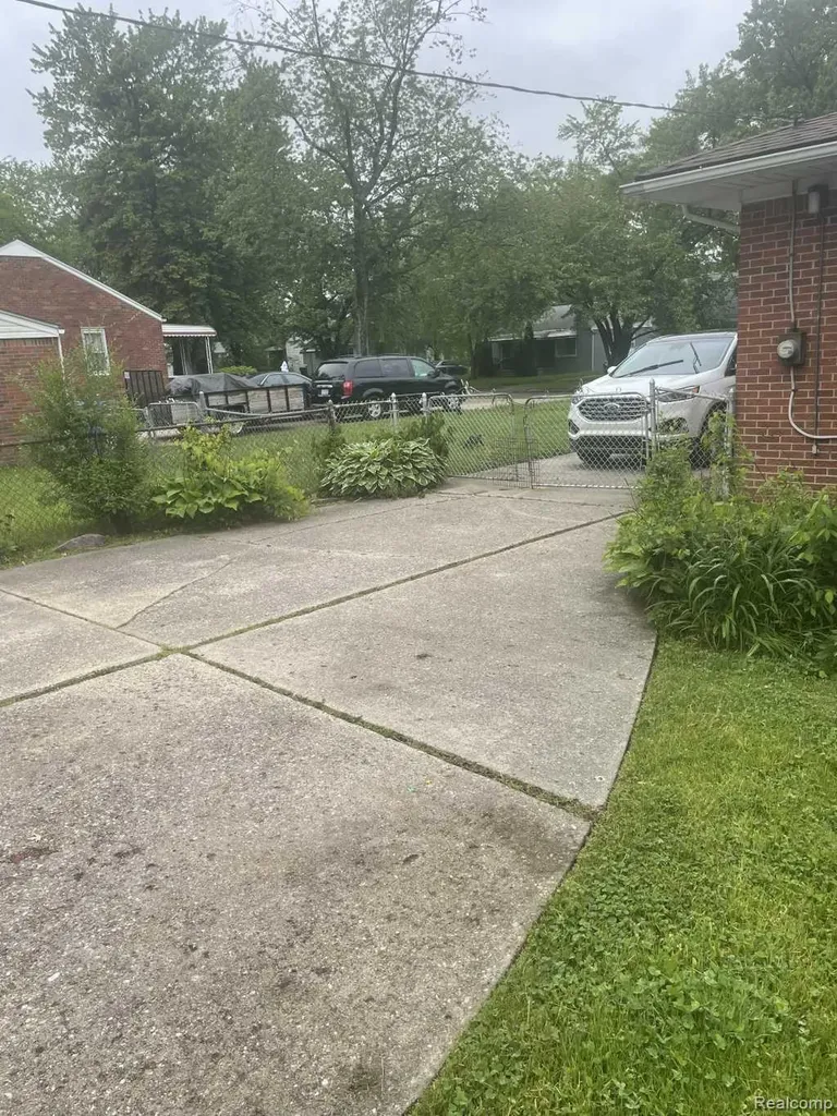23672 Wellington Avenue Warren City MI 48089