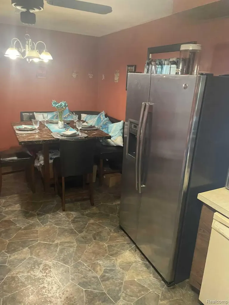 23672 Wellington Avenue Warren City MI 48089
