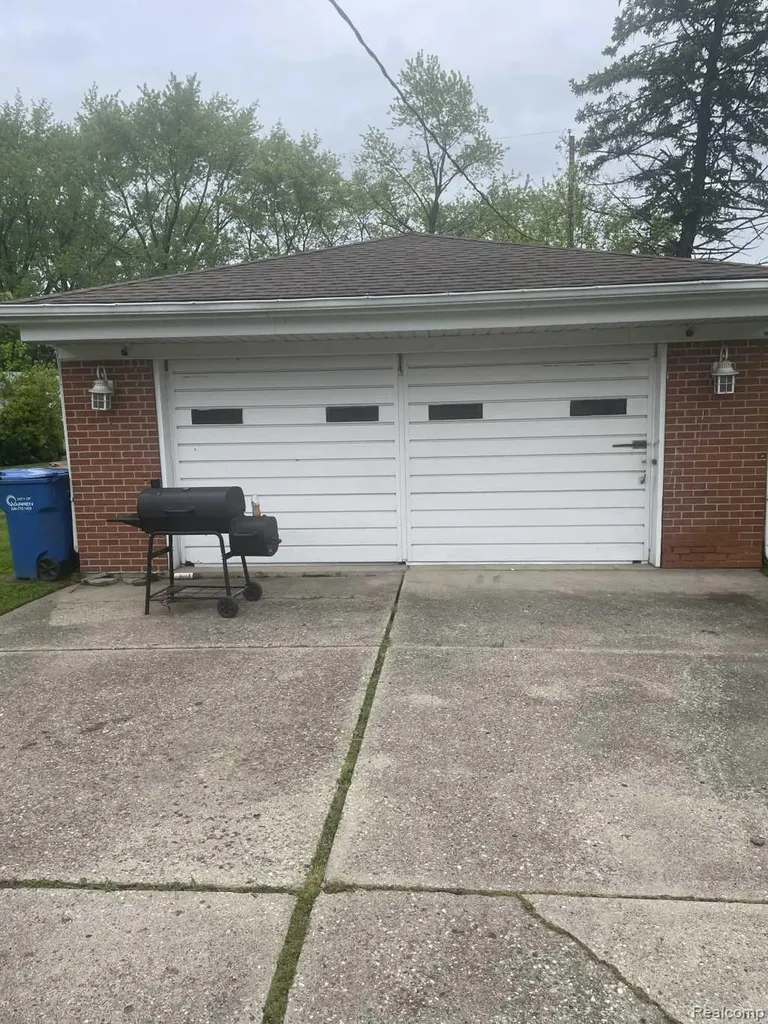 23672 Wellington Avenue Warren City MI 48089