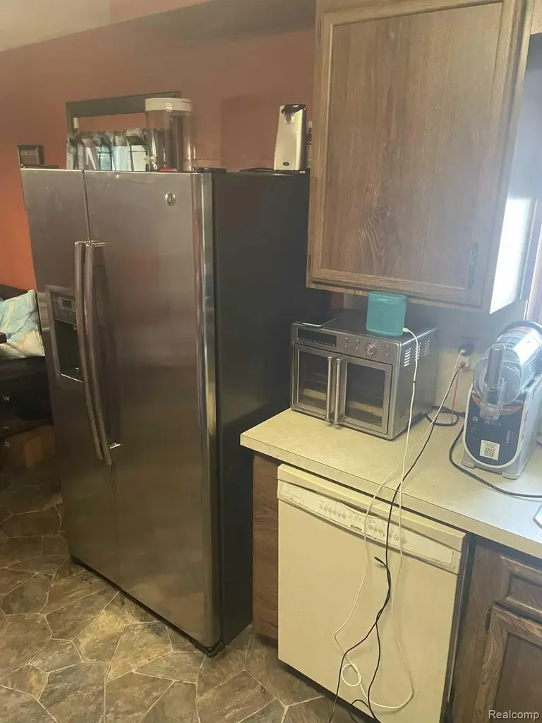 23672 Wellington Avenue Warren City MI 48089