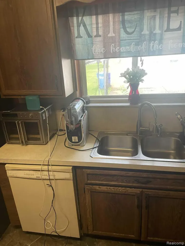 23672 Wellington Avenue Warren City MI 48089