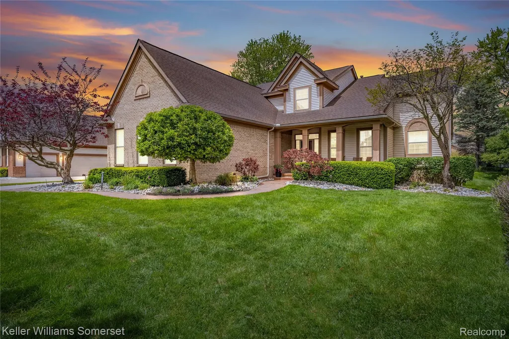 8354 Hummingbird Commerce Charter Township MI 48382