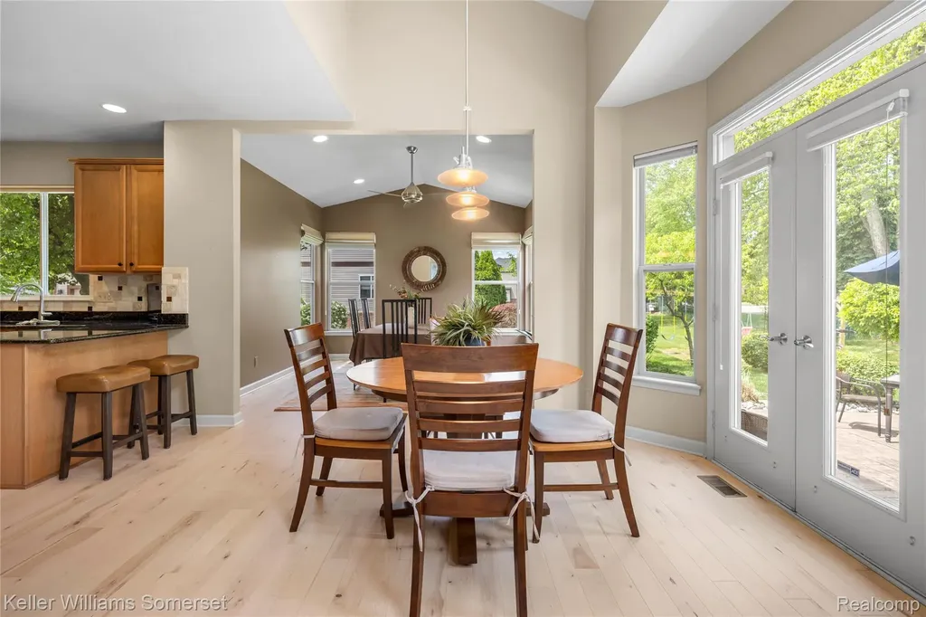 8354 Hummingbird Commerce Charter Township MI 48382
