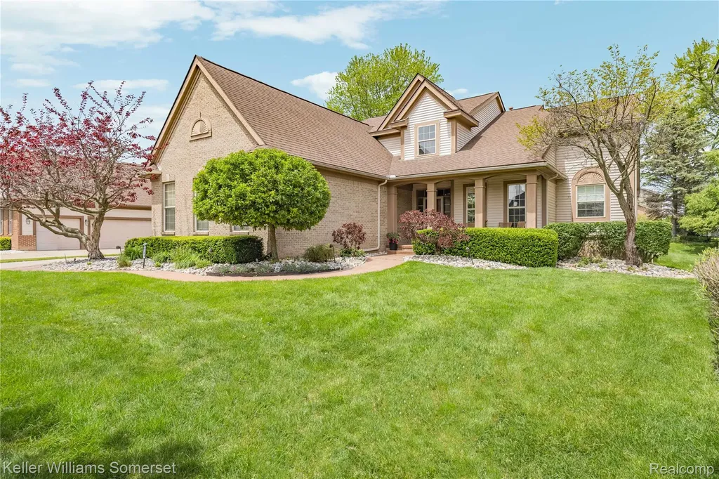 8354 Hummingbird Commerce Charter Township MI 48382