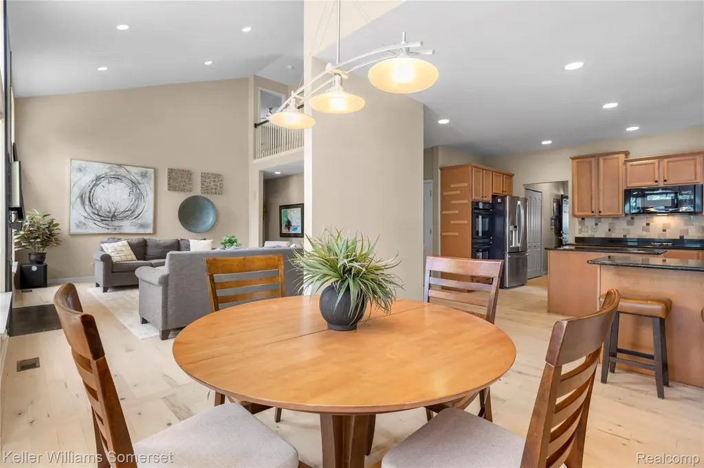 8354 Hummingbird Commerce Charter Township MI 48382