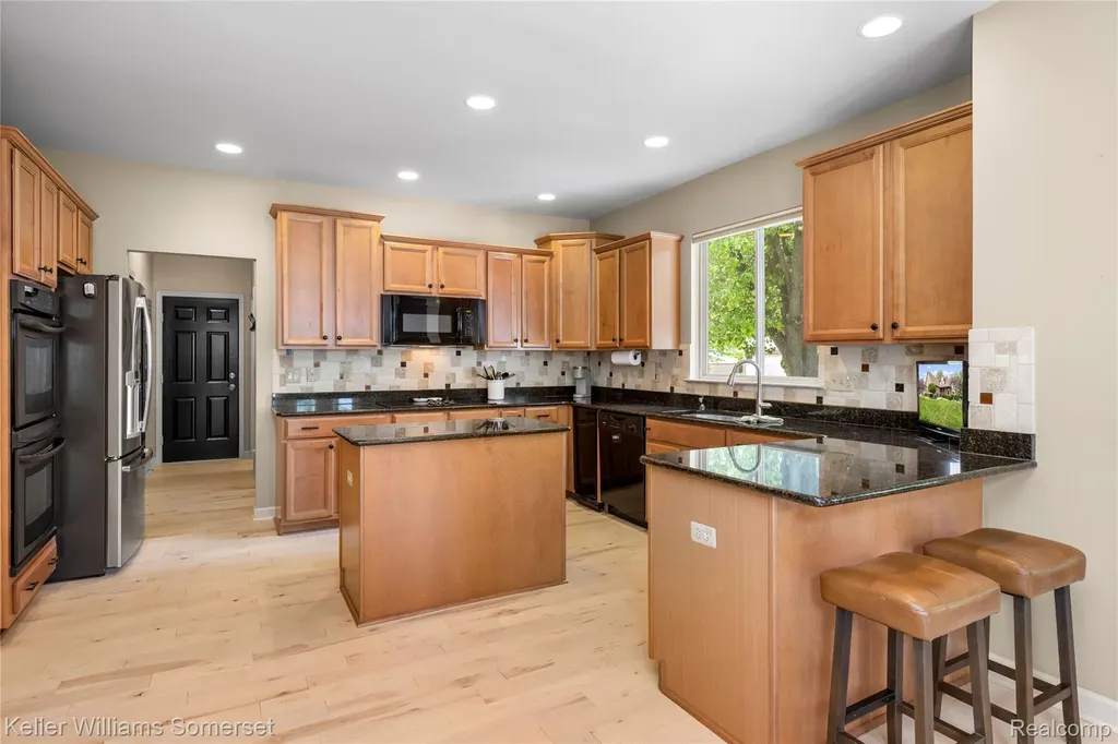 8354 Hummingbird Commerce Charter Township MI 48382