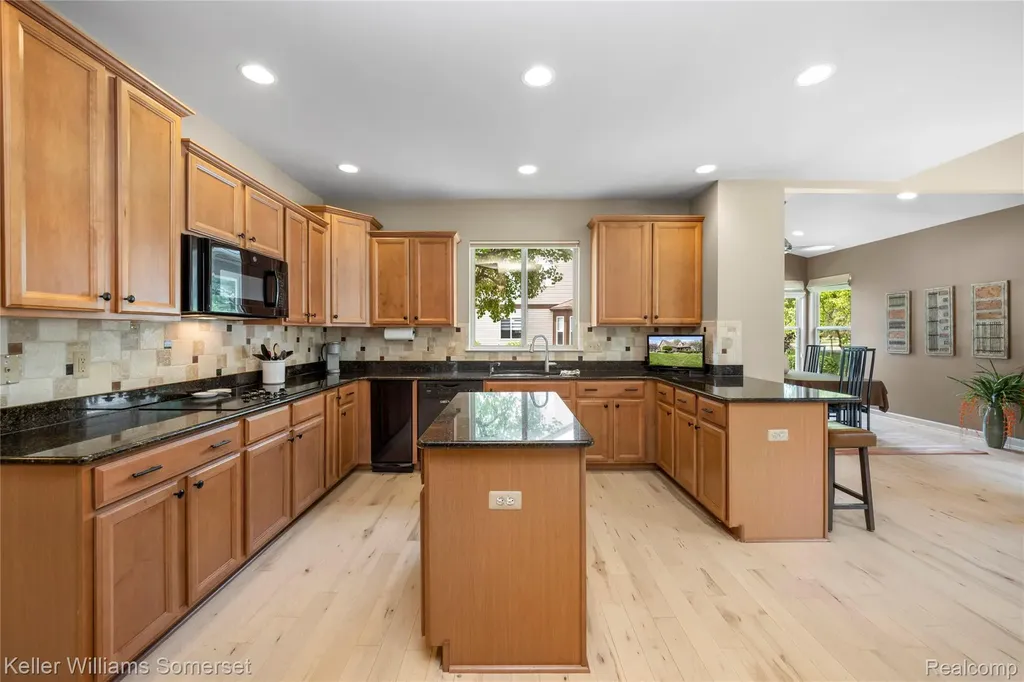8354 Hummingbird Commerce Charter Township MI 48382