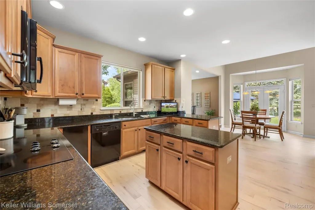 8354 Hummingbird Commerce Charter Township MI 48382