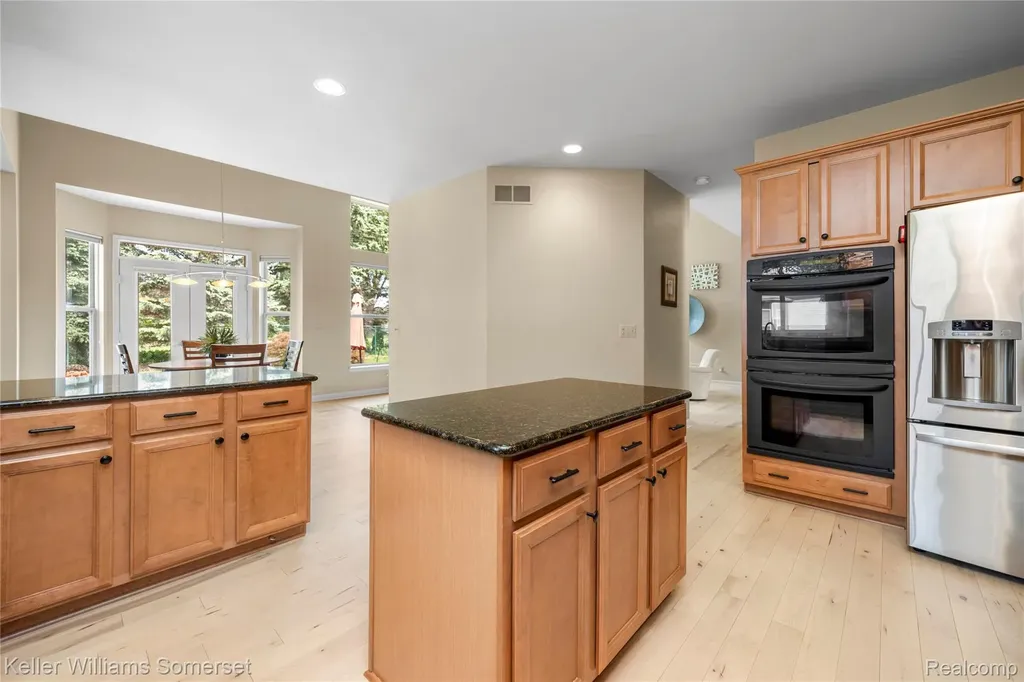 8354 Hummingbird Commerce Charter Township MI 48382