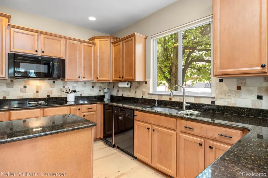 8354 Hummingbird Commerce Charter Township MI 48382