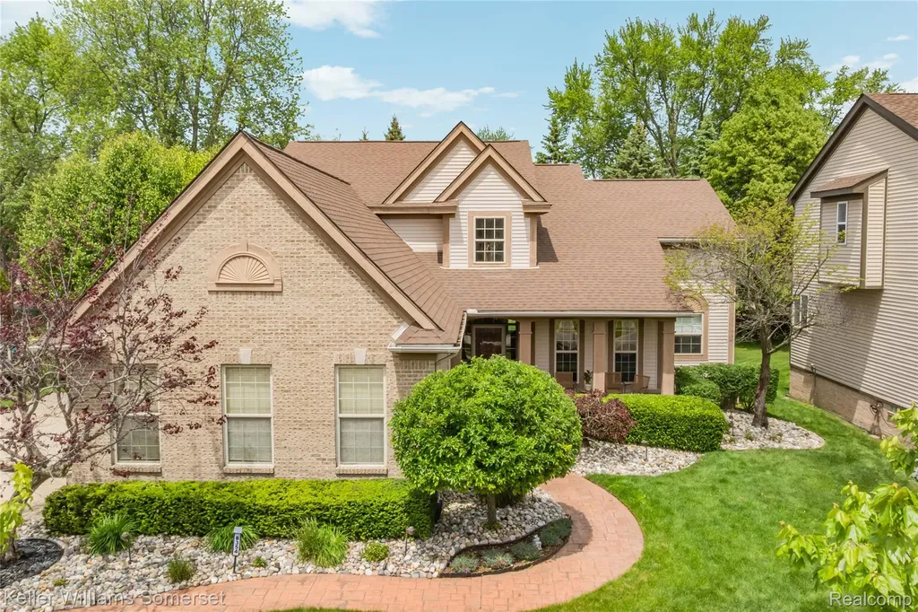 8354 Hummingbird Commerce Charter Township MI 48382
