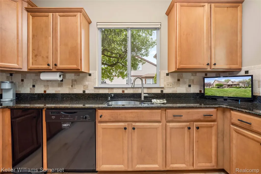 8354 Hummingbird Commerce Charter Township MI 48382