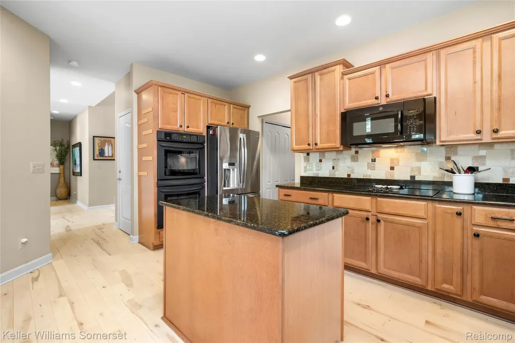 8354 Hummingbird Commerce Charter Township MI 48382