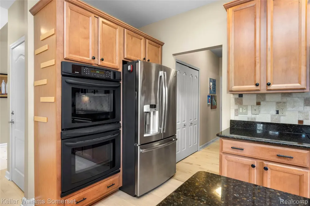 8354 Hummingbird Commerce Charter Township MI 48382