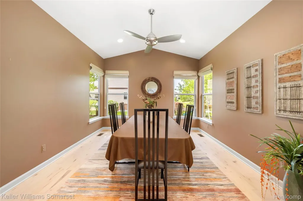 8354 Hummingbird Commerce Charter Township MI 48382