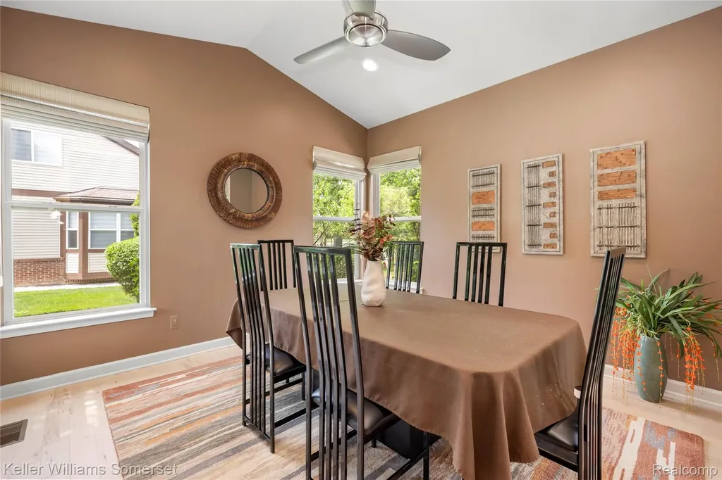 8354 Hummingbird Commerce Charter Township MI 48382