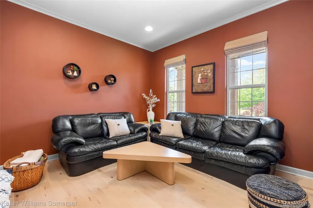 8354 Hummingbird Commerce Charter Township MI 48382