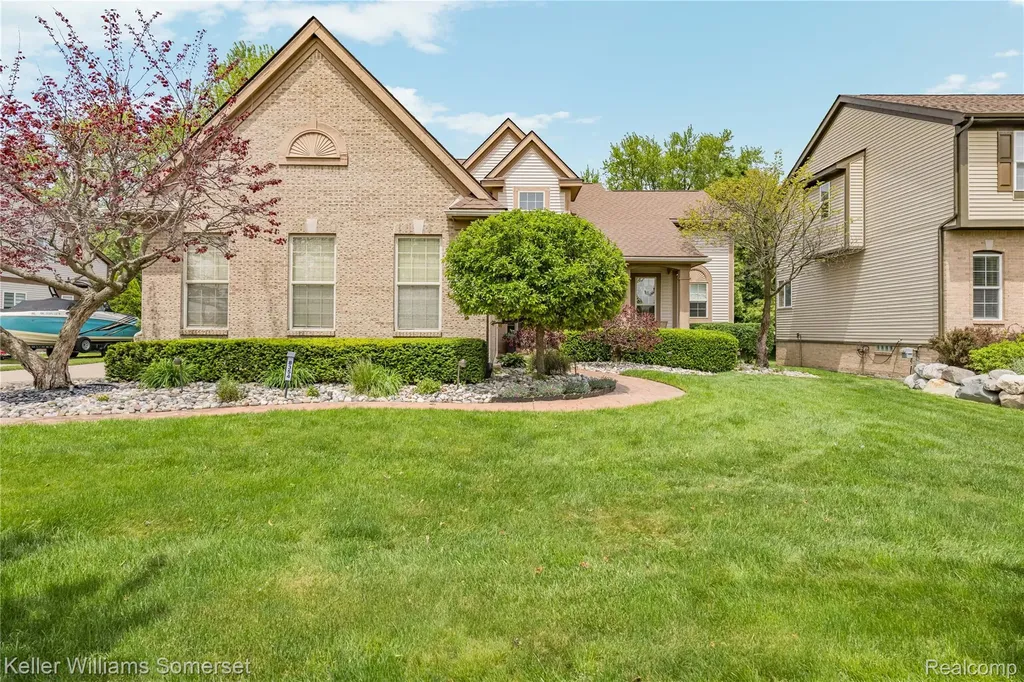 8354 Hummingbird Commerce Charter Township MI 48382