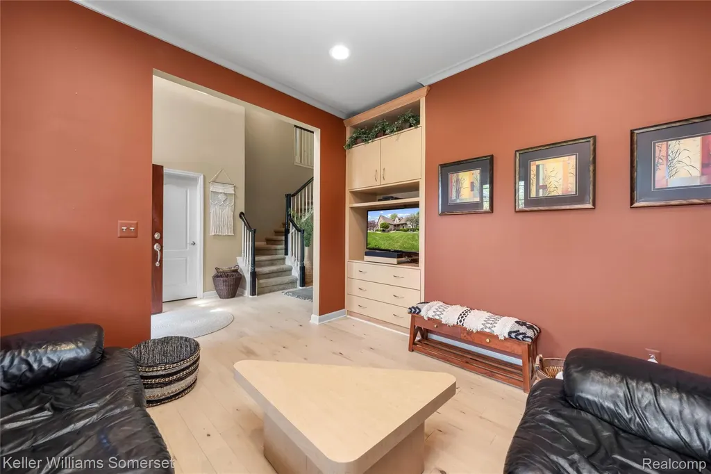 8354 Hummingbird Commerce Charter Township MI 48382