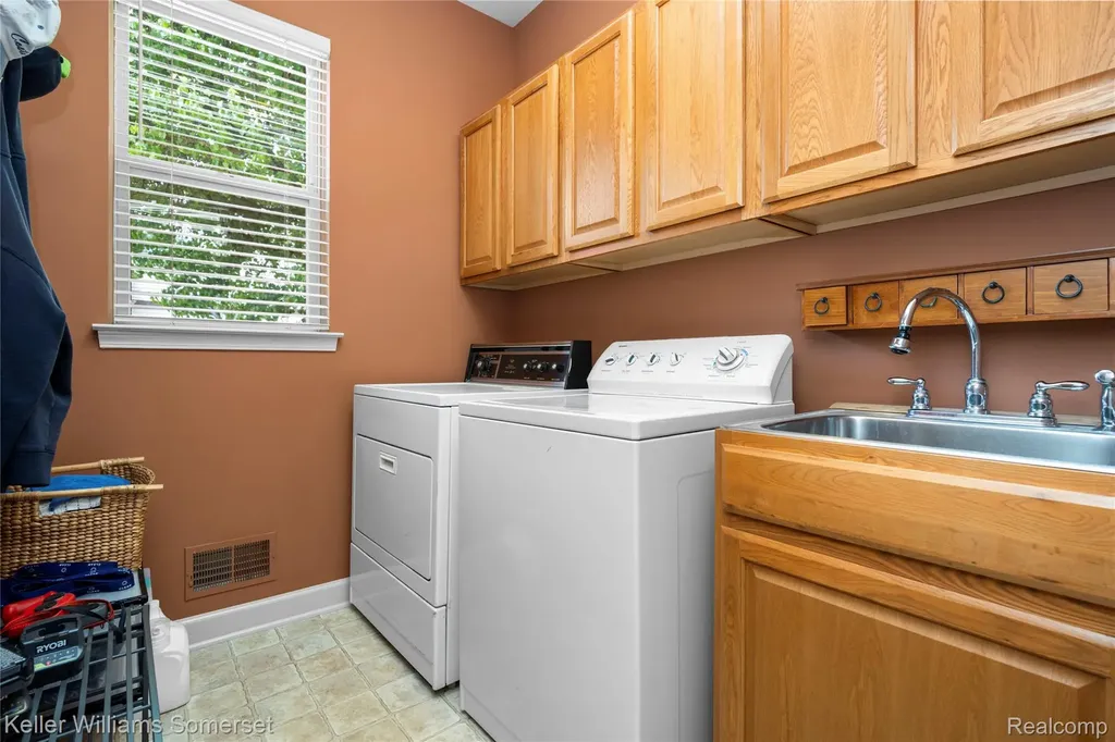 8354 Hummingbird Commerce Charter Township MI 48382