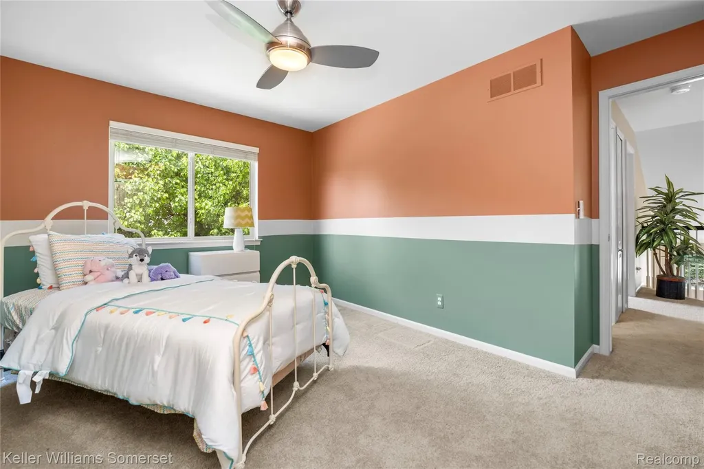 8354 Hummingbird Commerce Charter Township MI 48382