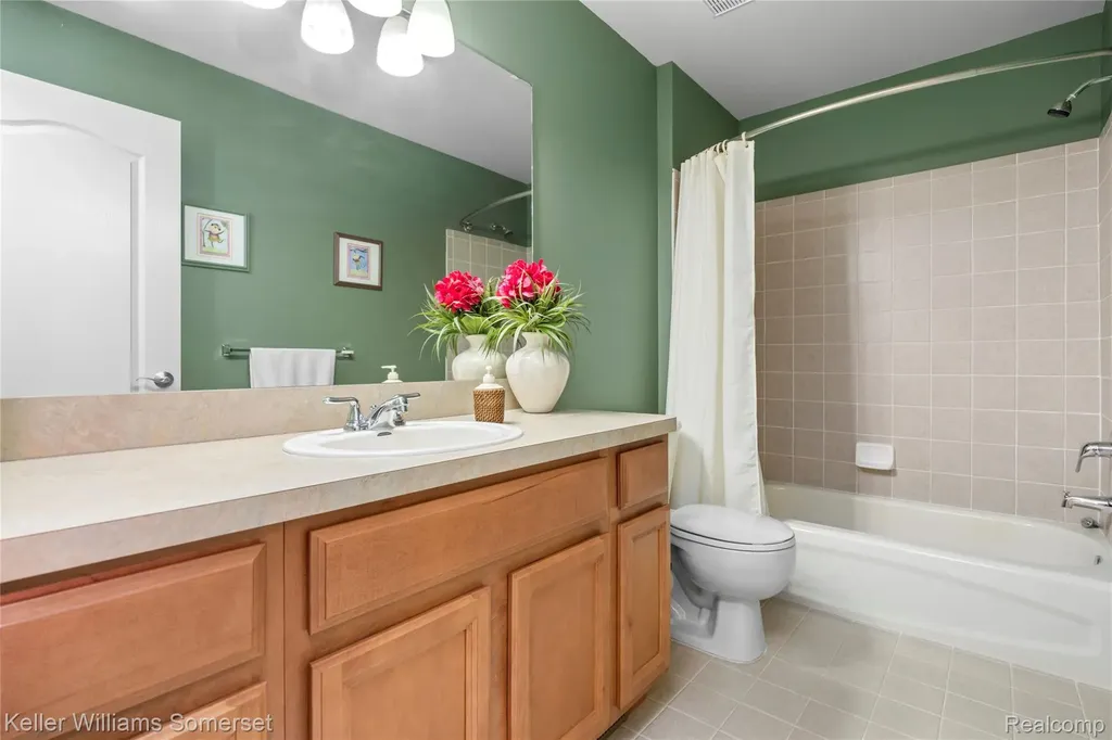 8354 Hummingbird Commerce Charter Township MI 48382