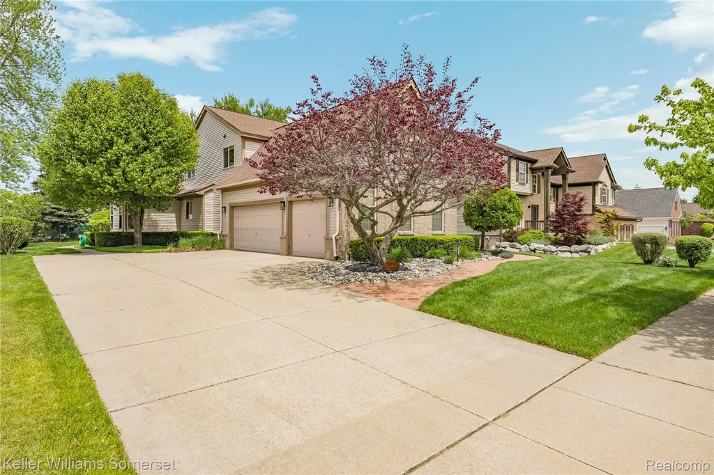 8354 Hummingbird Commerce Charter Township MI 48382