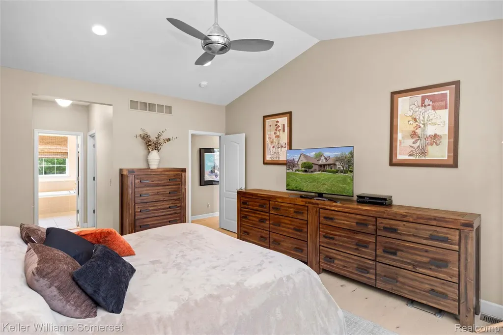 8354 Hummingbird Commerce Charter Township MI 48382