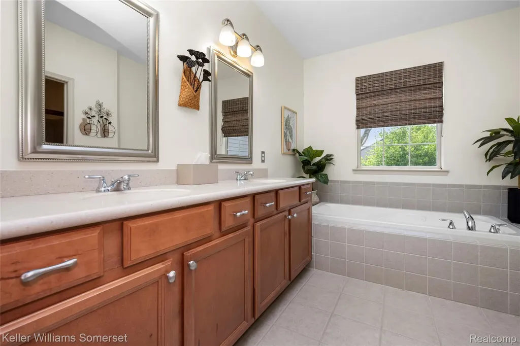 8354 Hummingbird Commerce Charter Township MI 48382