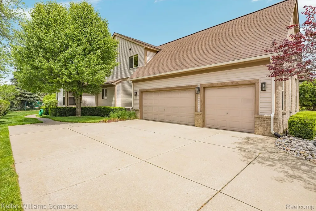 8354 Hummingbird Commerce Charter Township MI 48382