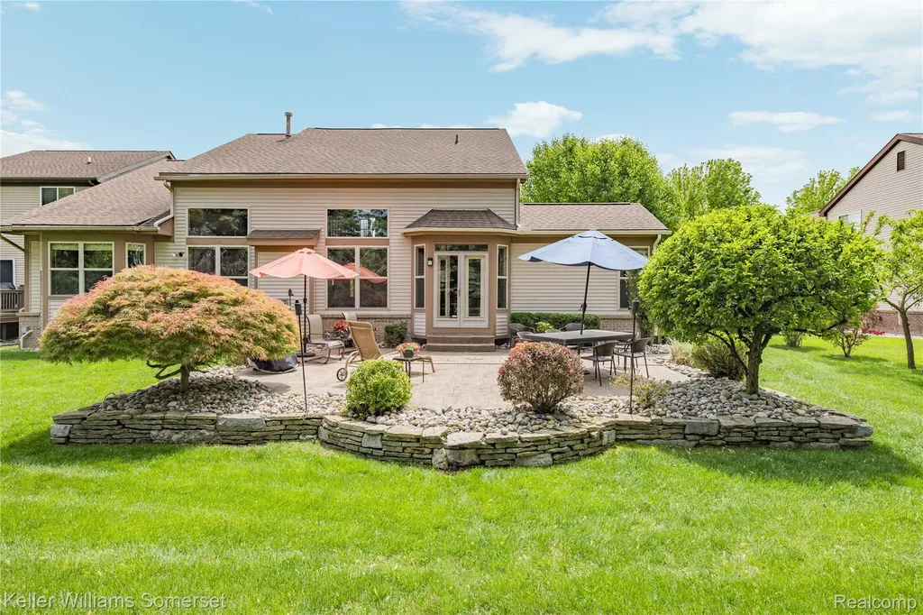 8354 Hummingbird Commerce Charter Township MI 48382