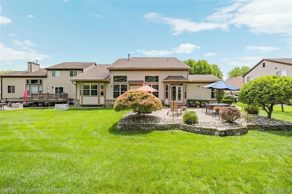 8354 Hummingbird Commerce Charter Township MI 48382