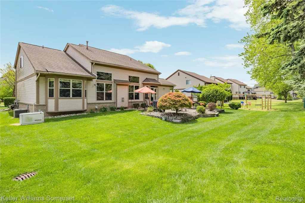 8354 Hummingbird Commerce Charter Township MI 48382
