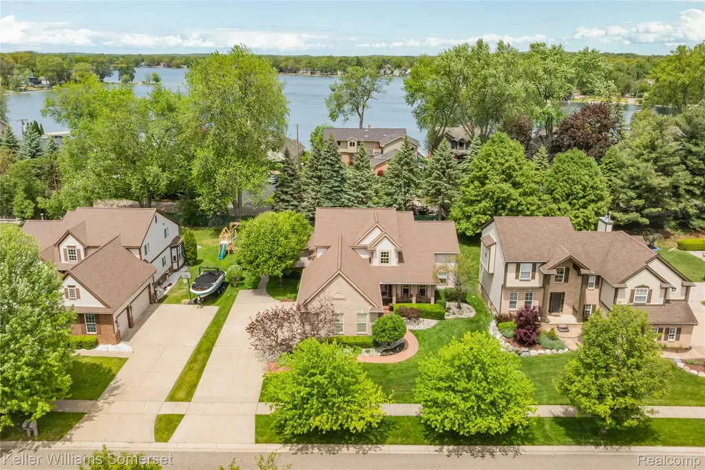 8354 Hummingbird Commerce Charter Township MI 48382