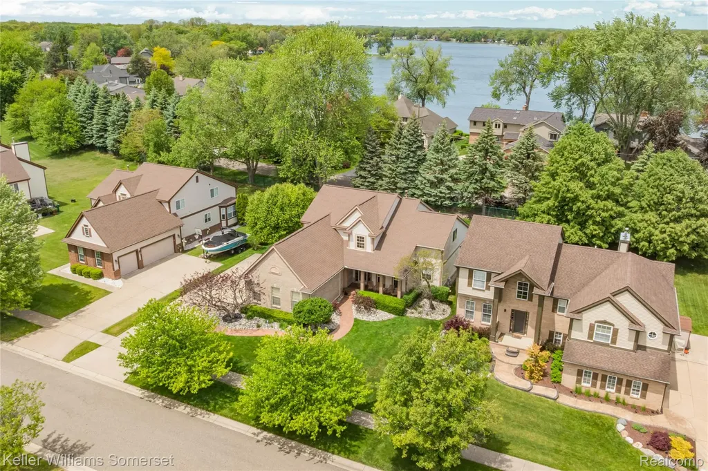 8354 Hummingbird Commerce Charter Township MI 48382