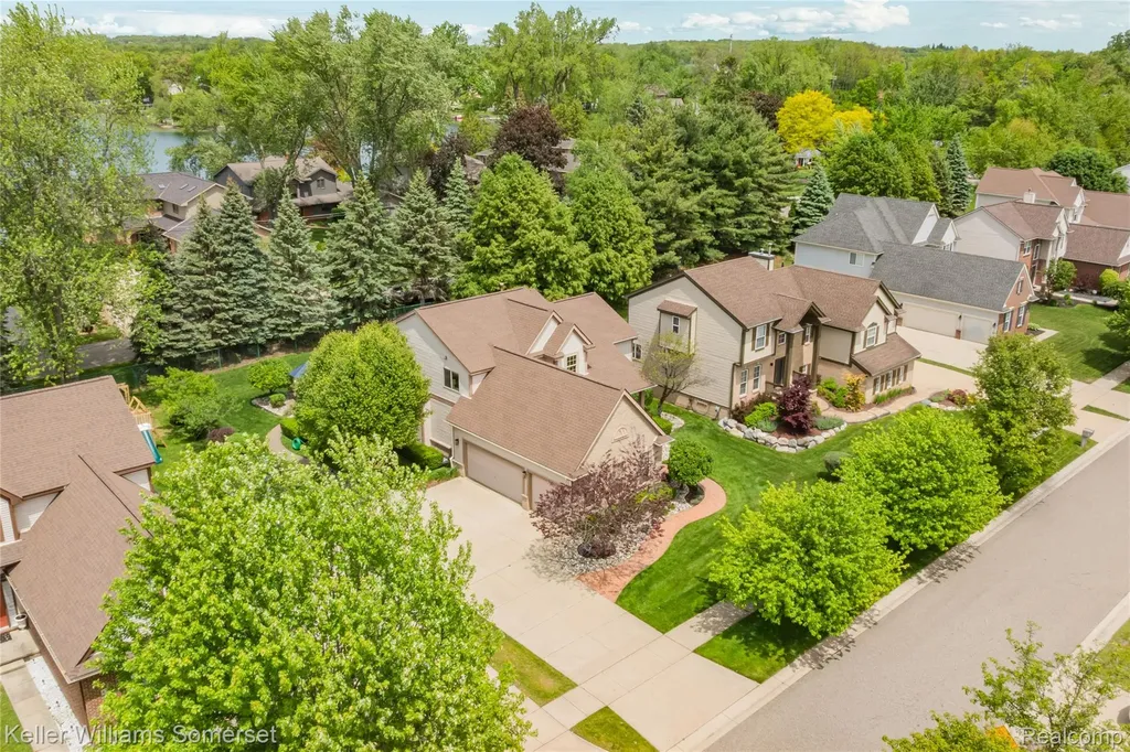 8354 Hummingbird Commerce Charter Township MI 48382