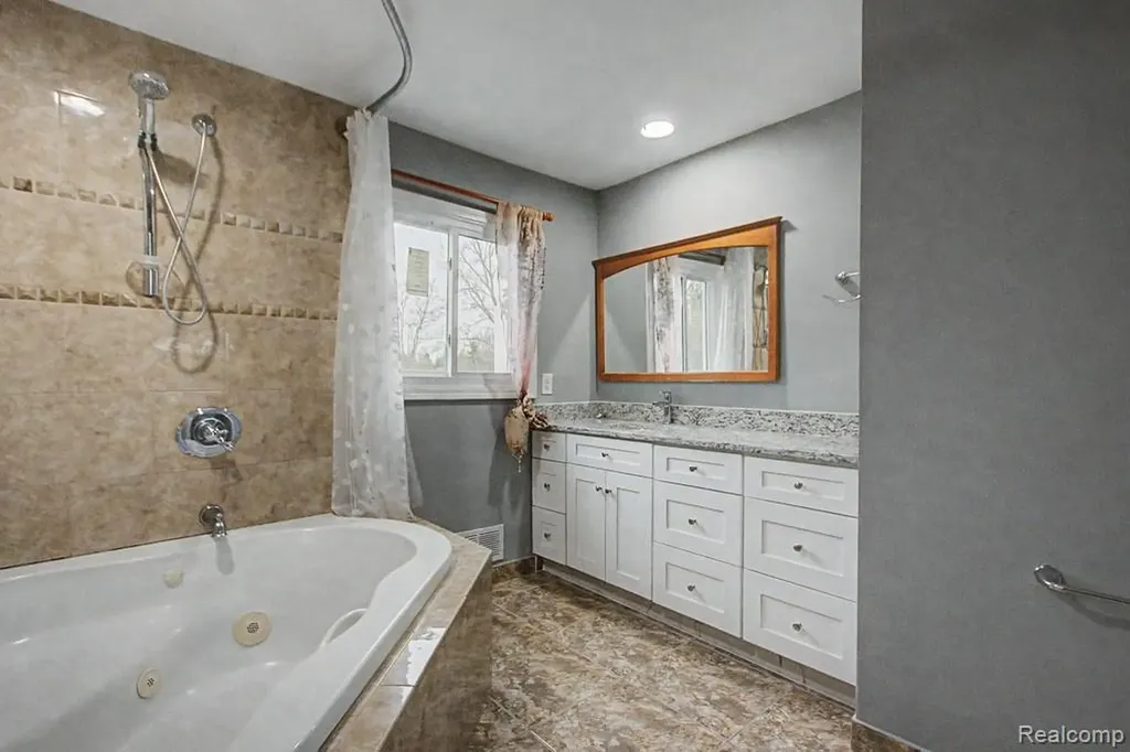 5394 Pond Bluff Drive West Bloomfield Charter Township MI 48323