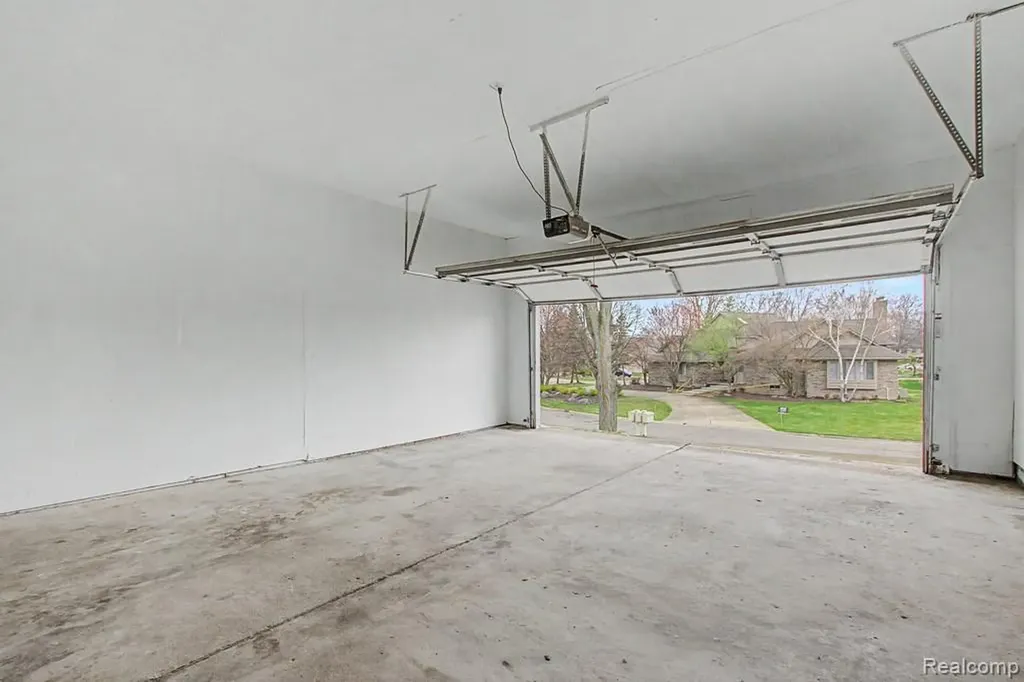 5394 Pond Bluff Drive West Bloomfield Charter Township MI 48323
