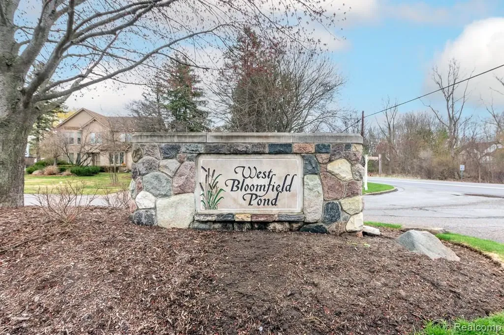 5394 Pond Bluff Drive West Bloomfield Charter Township MI 48323