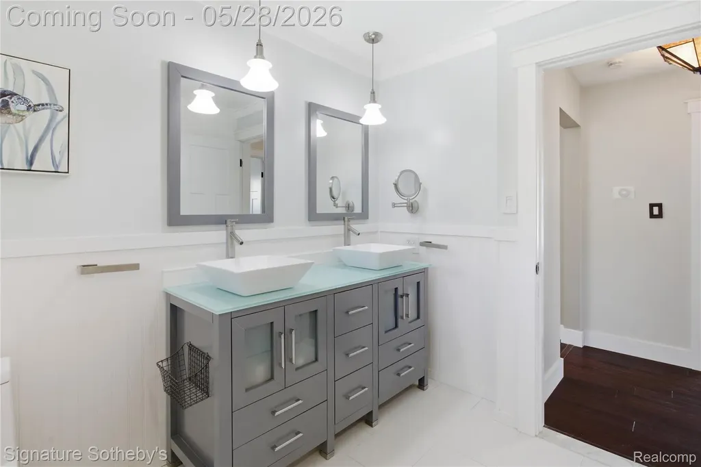 2497 W Walton Boulevard Waterford Charter Township MI 48329